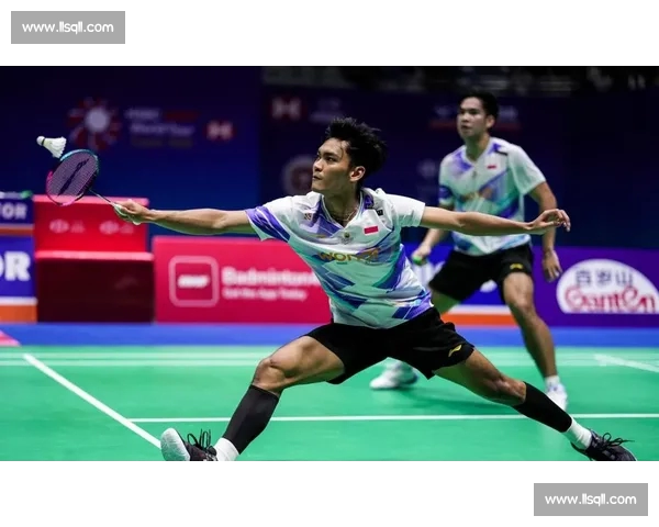 激烈对决:羽毛球赛场上的速度与技巧较量 激烈对决:羽毛球赛场上的速度与技巧较量